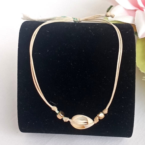 Shell Bracelet - Picture 2 of 4